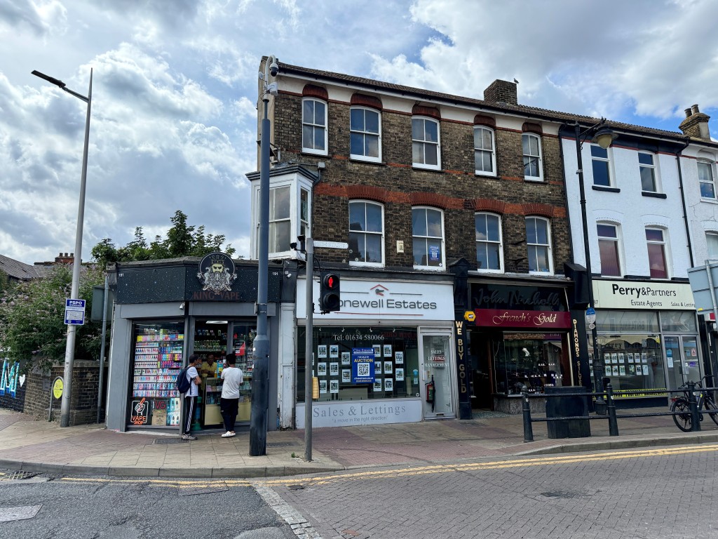 Lot: 109 - FREEHOLD PROPERTY IN TOWN CENTRE WITH POTENTIAL - Freehold commercial property